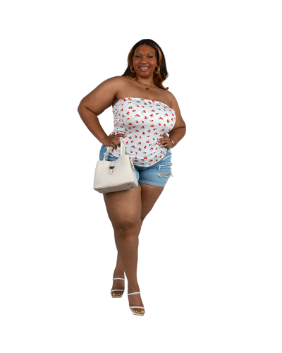 The women's plus-size model wears the white 