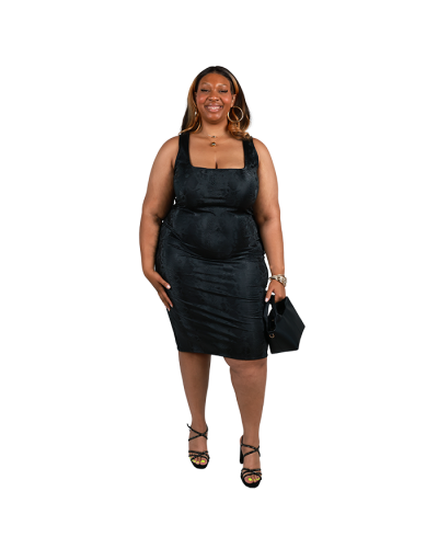 The women's plus-size model wears the 