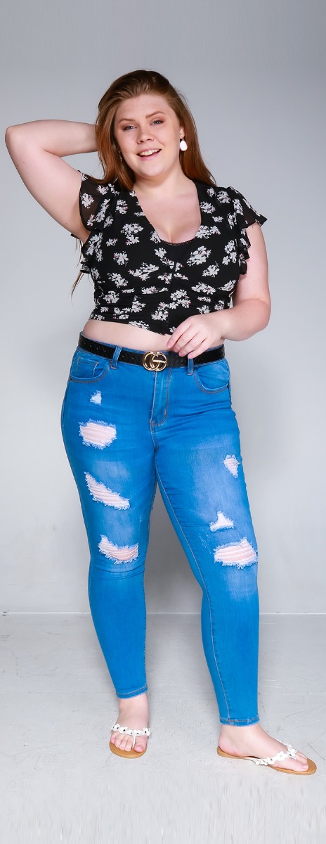 Scoop neck floral crop with distressed denim jeans